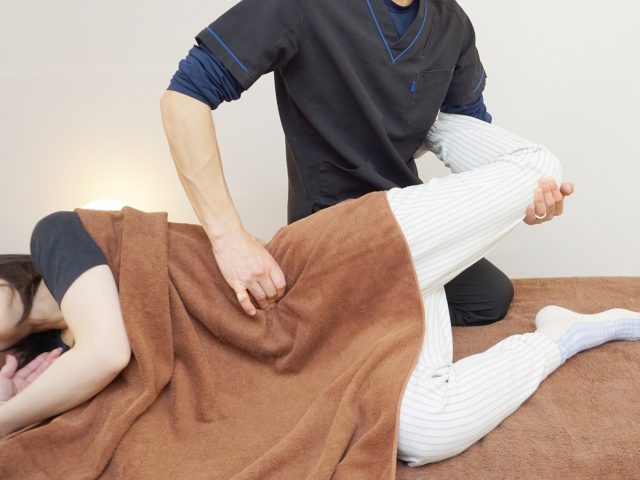 股関節や背骨の硬さ、腰の使い方を改善する整体施術で、ぎっくり腰を改善